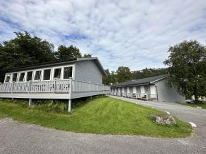 un edificio con porche al lado de una carretera en Volsdalen Camping, en Ålesund