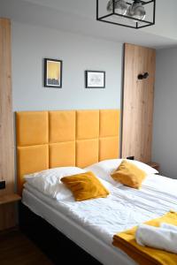 Säng eller sängar i ett rum på Apartament No82 Yellow Holiday Home Zator