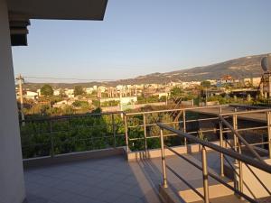 balcone con vista sulla città di Vila N Dervishi a Vlorë