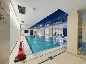a swimming pool in a building with an indoor swimming pool at Apartments Jaglana near Old Town by Renters in Gdańsk