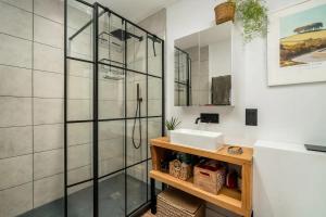 エルスツリーにあるModern 4 Bed Bungalow - Peaceful Rural Setting Pass the Keysのシャワーと洗面台付きのバスルーム +11枚の写真