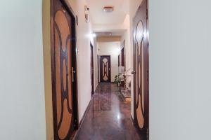 korytarz z drewnianymi drzwiami w domu w obiekcie FabExpress Its South East Residency w mieście Ćennaj