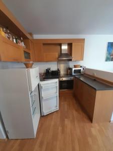 Kuchyň nebo kuchyňský kout v ubytování Beautiful 3 Room Apartment with Pool and Sea view Aheloy