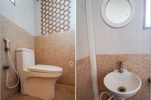 - deux photos d'une salle de bains avec toilettes et lavabo dans l'établissement FabExpress Its South East Residency, à Chennai