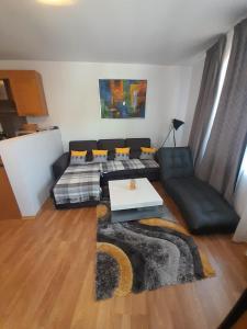 Posezení v ubytování Beautiful 3 Room Apartment with Pool and Sea view Aheloy