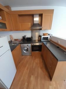 Kuchyň nebo kuchyňský kout v ubytování Beautiful 3 Room Apartment with Pool and Sea view Aheloy