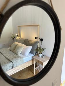 Perivólion的住宿－Elena’s apartments，卧室内的镜子反射着一张床