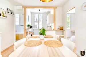 ein weißes Esszimmer mit einem Tisch und Stühlen in der Unterkunft La Casa Relaxio — Un nid douillet en hyper centre in Caen