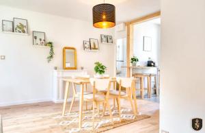 ein Esszimmer mit einem Tisch und Stühlen in der Unterkunft La Casa Relaxio — Un nid douillet en hyper centre in Caen