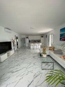 a living room with a marble floor and a couch at Villa Cecilia, Maspalomas (Nuevo a estrenar) in Maspalomas