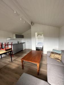 een woonkamer met een tafel en een bank bij Volsdalen Camping in Ålesund
