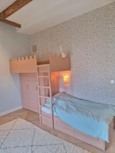 - une chambre avec 2 lits superposés et un mur dans l'établissement Luxery family home, Haarlem, close to beach and Amsterdam, à Haarlem
