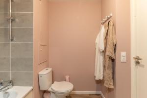 een badkamer met een toilet, een wastafel en een douche bij Moulin à Vent Nord - Appt à 20 minutes de Paris in Bondy +4 foto's