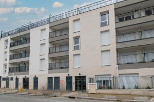 een appartementencomplex op de hoek van een straat bij Moulin à Vent Nord - Appt à 20 minutes de Paris in Bondy