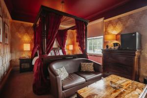 a living room with a couch and a bed at Old Orleton Inn in Wellington