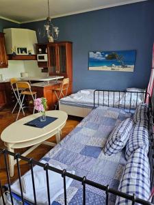 ein Schlafzimmer mit einem Bett und einem Tisch sowie eine Küche in der Unterkunft Blue sea in Pula
