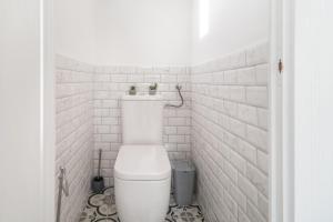 uma casa de banho com azulejos brancos e um WC. em Keszthely Balaton Luxury Villa em Keszthely