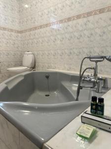 BRICK CASTLE في تشيناي: حوض استحمام أبيض في حمام مع حوض