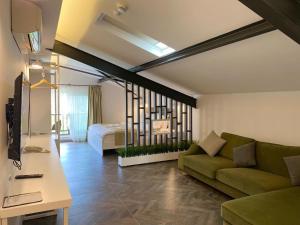 a living room with a couch and a bed at KUCA URLA in Urla
