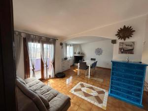 a living room with a couch and a table at Casa Beta in Castelsardo