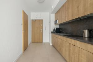 Kuchyňa alebo kuchynka v ubytovaní Aquamarina Prima Studio by the BEACH by Noclegi Renters + 16 fotografií