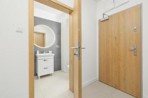 Kúpeľňa v ubytovaní Aquamarina Prima Studio by the BEACH by Noclegi Renters