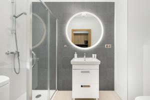 Kúpeľňa v ubytovaní Aquamarina Prima Studio by the BEACH by Noclegi Renters