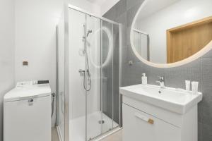 Kúpeľňa v ubytovaní Aquamarina Prima Studio by the BEACH by Noclegi Renters