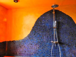 een badkamer met een douche met blauwe tegels op de muur bij Kornspeicher Himmelpfort in Pian