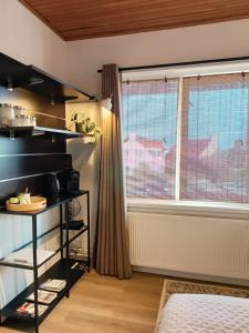 Appartement Zuid 5 في زاندفورت: غرفة بها نافذة وسرير وطاولة