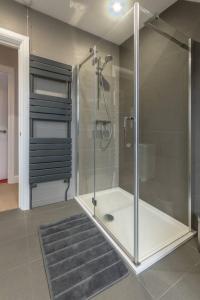 W łazience znajduje się prysznic ze szklanymi drzwiami. w obiekcie Pass the Keys Large and spacious House in Chelmsford w mieście Chelmsford