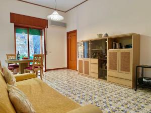ein Wohnzimmer mit einem Sofa und einem Tisch in der Unterkunft Onde del mar in Meta