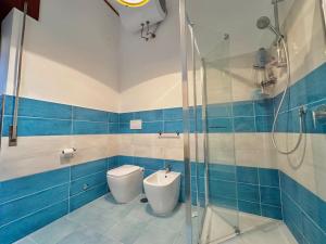 ein Bad mit einem WC und einer Dusche in der Unterkunft Onde del mar in Meta