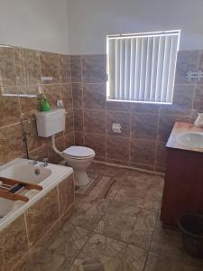 un baño con inodoro y lavabo en Breaking Dawn, en Noupoort