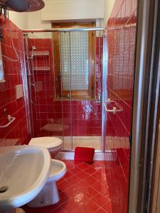 Ванна кімната в Piccola Casa Mucchiola 600mt dalla Spiaggia