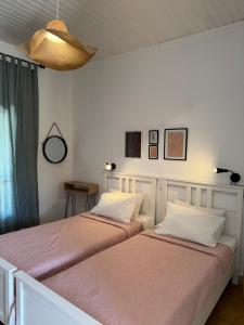 Perivólion的住宿－Elena’s apartments，卧室内两张并排的床