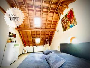 Cottage House Weyer في Weyer: غرفة نوم بسرير كبير بسقف خشبي