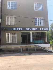 un edificio con picos divinos de hotel escrito en él en Hotel Divine Peak en Pachmarhī
