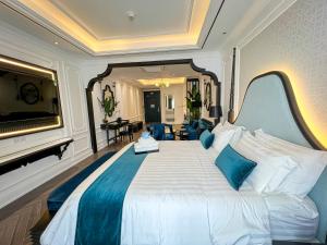 uma cama grande num quarto com um espelho grande em TMS Luxury Residence Quy Nhơn em Quy Nhon
