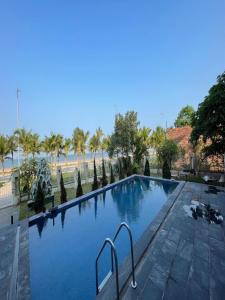 Πισίνα στο ή κοντά στο Chuỗi Villa 9 Ngủ Tuần Châu - Sân vườn - Bể bơi rộng - view biển