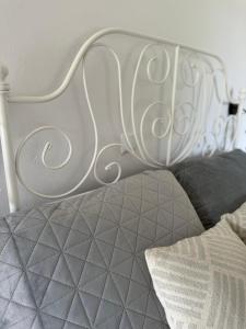 Perivólion的住宿－Elena’s apartments，一张带两个枕头的白色床头板