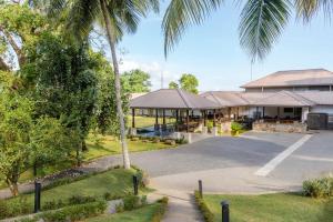 une maison avec un palmier en face dans l'établissement Simpson's Forest Hotel, à Kandy
