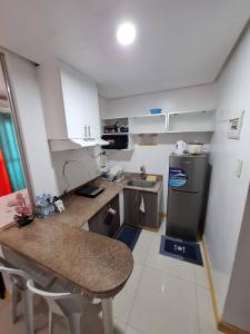 eine kleine Küche mit Spüle und Kühlschrank in der Unterkunft Birch Tower Studio Condo - Staycation in Manila in Manila