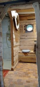 Ett badrum på La maison Sacquet
