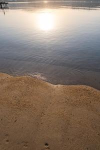 una playa con el sol reflejándose en el agua en InOne Mucho Selection Hotel, en Gümbet