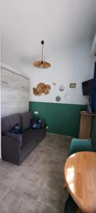 ein Wohnzimmer mit einem Sofa und einem Tisch in der Unterkunft Agréable studio lumineux pour escapade à deux ! 1 pièce avec salle de bain - 14m2 - Exterieur privatif - in Saint-Laurent-de-la-Salanque