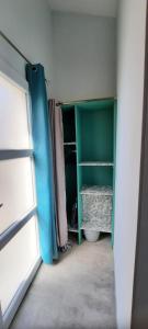 ein Badezimmer mit einer grünen Tür und einem WC in der Unterkunft Agréable studio lumineux pour escapade à deux ! 1 pièce avec salle de bain - 14m2 - Exterieur privatif - in Saint-Laurent-de-la-Salanque