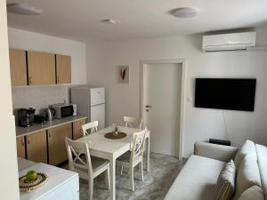 Η κουζίνα ή μικρή κουζίνα στο Laguna Apartments +22 φωτογραφίες