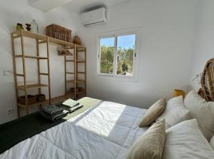 Ένα ή περισσότερα κρεβάτια σε δωμάτιο στο Lucky13 - Es Pujols proche de la plage