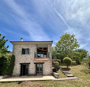 Vonkajšia záhrada v ubytovaní Kalavryta Villa Nano βίλα στο βουνό με τζάκι κοντά στο χιονοδρομικό